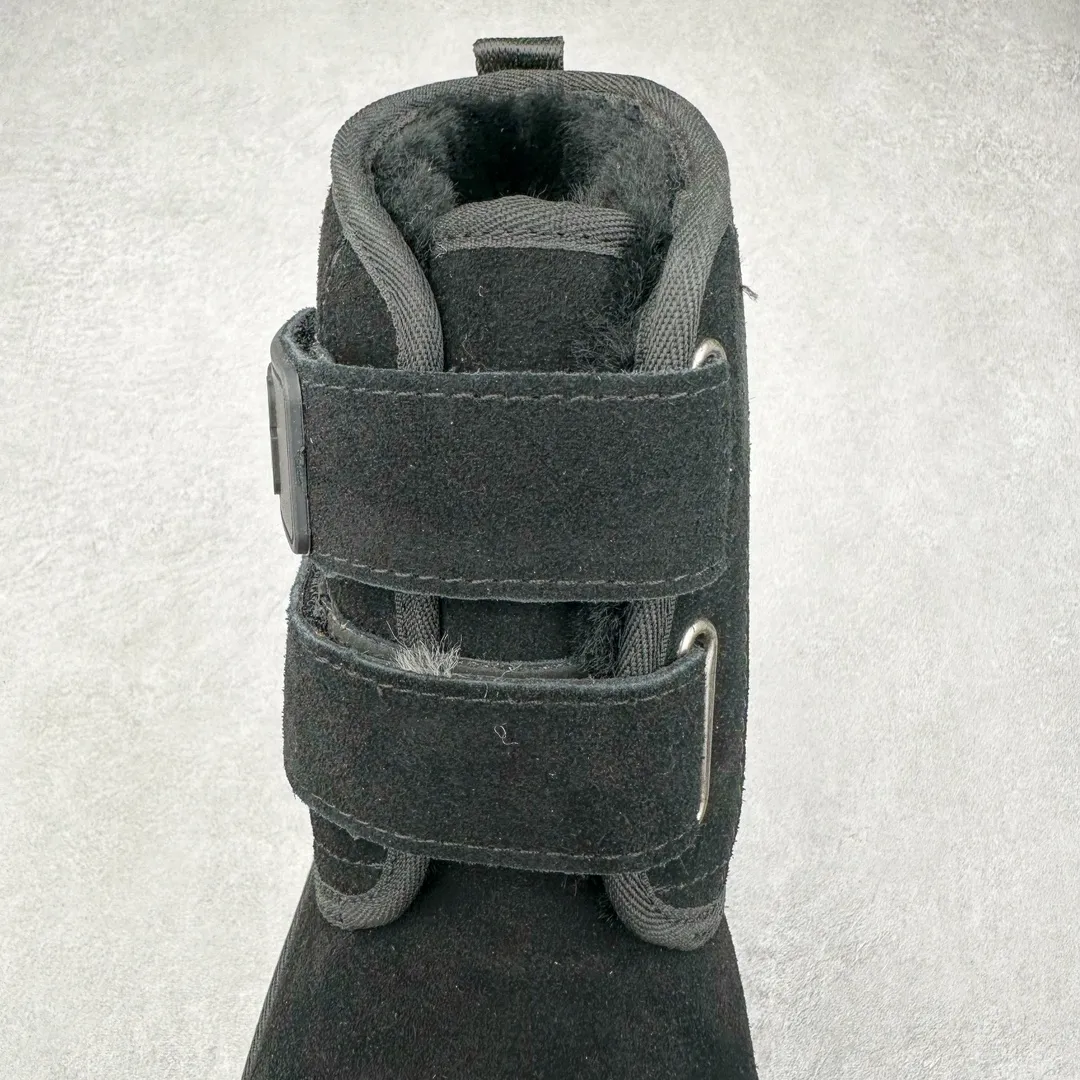 Pick up locally 💰600 UGG 0554 Autumn and winter sheepskin and fur one-piece snow boots with double buckles. All shoes are made from the same factory as ZP. Longfeng A-grade Australian imported sheepskin and fur one-piece Velcro women's boots. Brand OEM production line. Fully follow the ZP process. OEM original pattern maker. Adhering to the principle of no original shoes and no development selection. Pay attention to every detail. The most authentic version on the market. TREADLITE "Light Wing" technology outsole. Lightweight/durable/flexible/pile size: 35 36 37 38 39 40 Coding: by3936030